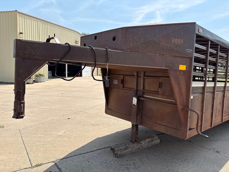 1990-trailmann-7ft-x-24ft-gooseneck-livestock-trailer-image-15