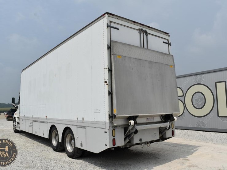 2011-freightliner-cascadia-113-image-4