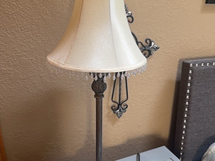 matching-set-of-two-lamps,-also-included-is-decorative-cross-and-2-clock-radios-image-7