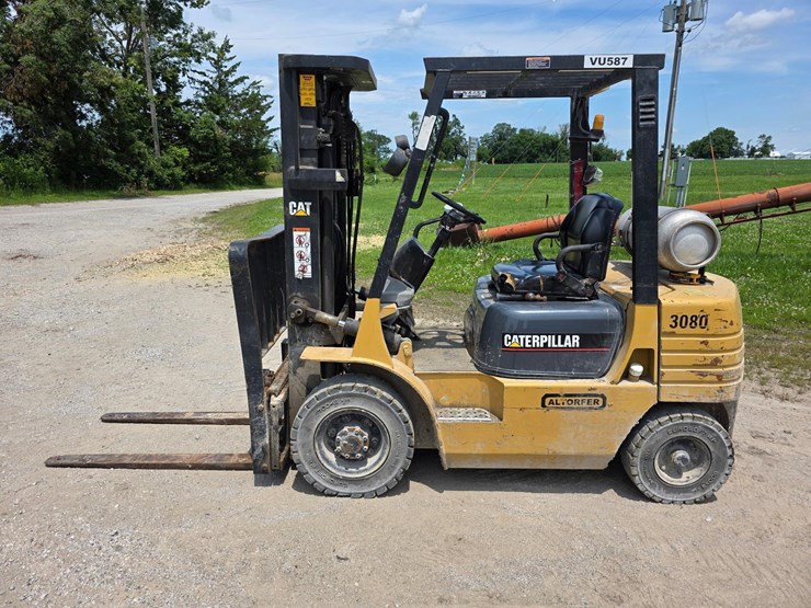 caterpillar-fork-lift-image-8