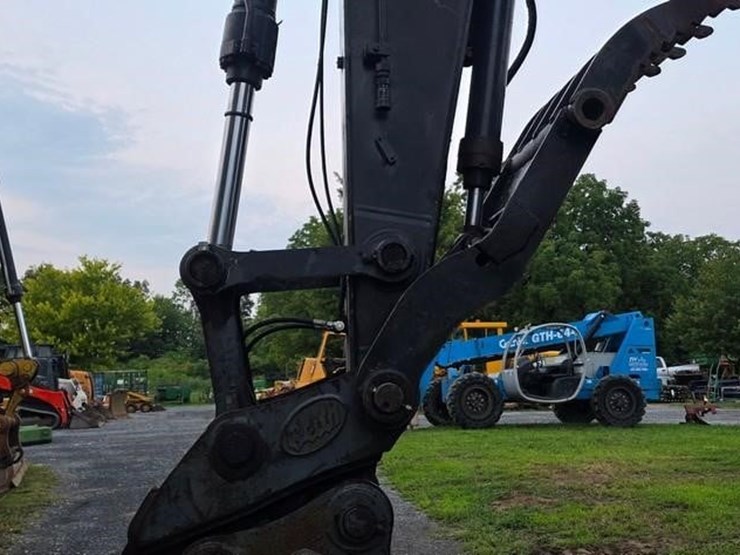 2011-deere-240d-lc-image-62
