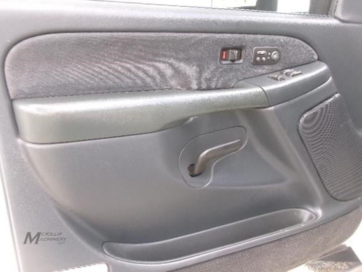 2001-chevrolet-silverado-3500-image-18