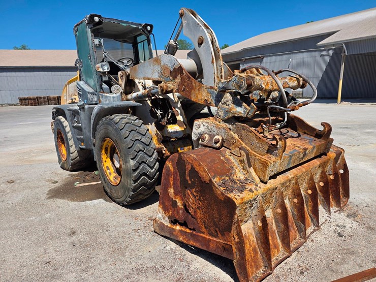 2019-john-deere-344-image-2