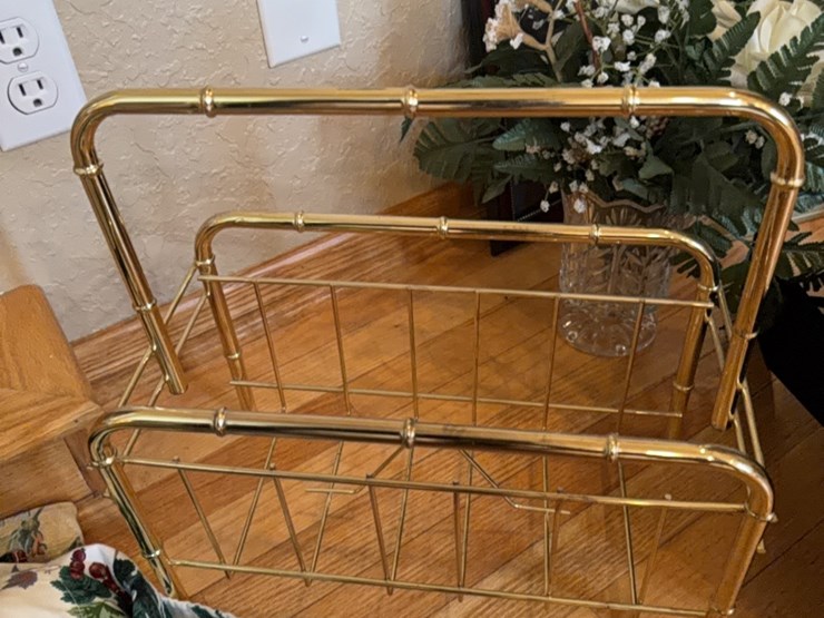various-unused-picture-frames-and-tablecloth.-also-magazine-rack.-image-13