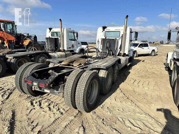 2014-volvo-vhd84ft200-image-5