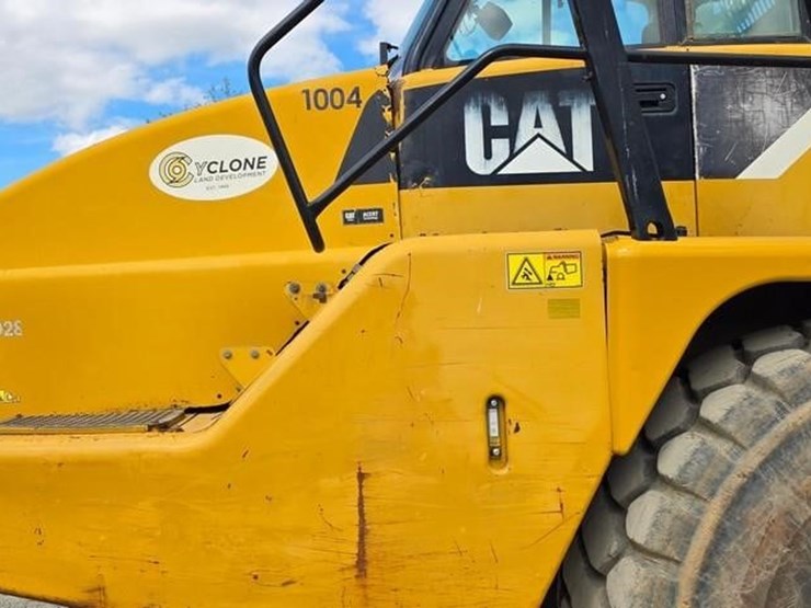 2011-caterpillar-740-image-9