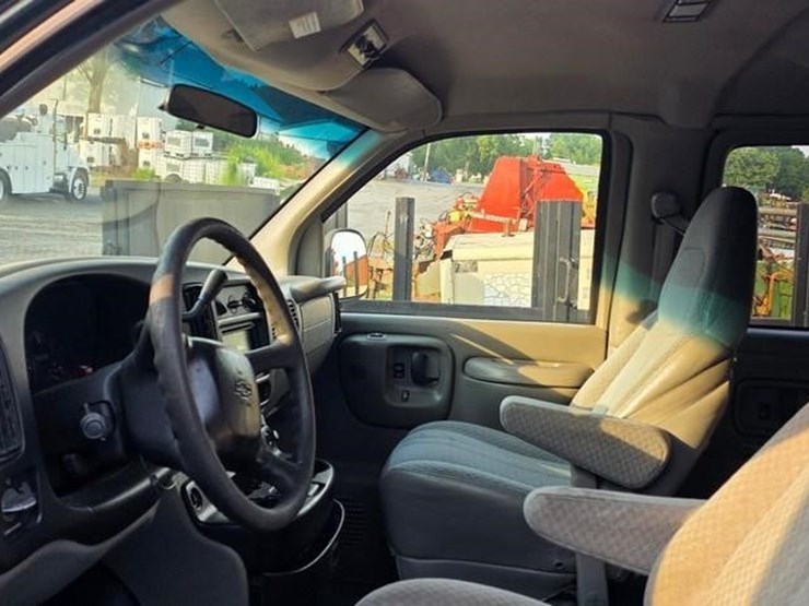 2001-chevrolet-express-3500-image-50