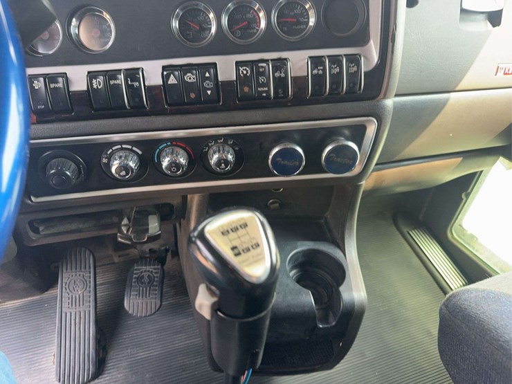 2012-kenworth-t800-image-12