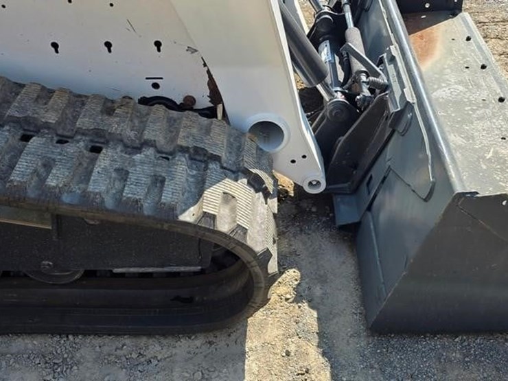 2010-bobcat-t300-image-8