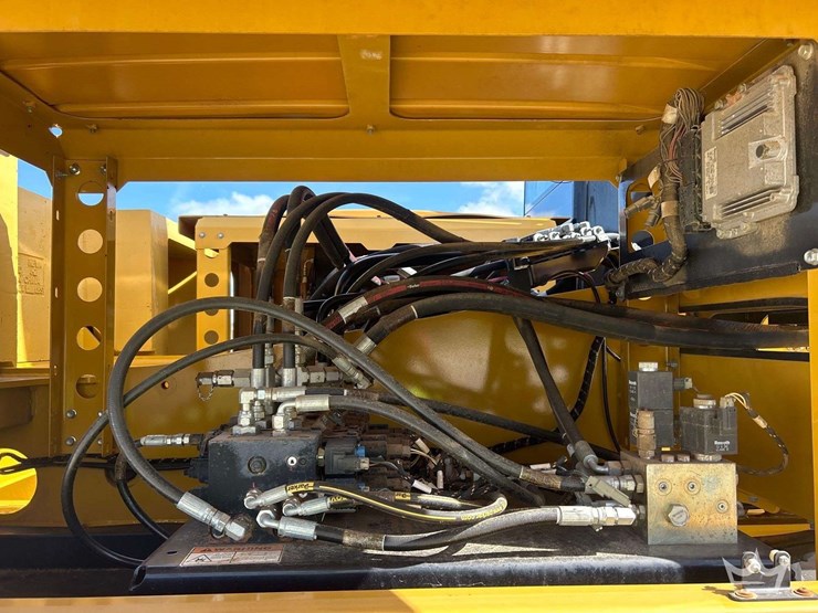 2017-freightliner-m2-106-image-28