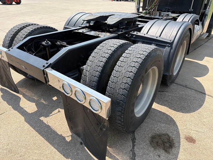 2007-peterbilt-379-image-10