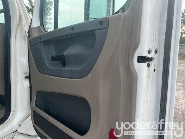 2018-freightliner-cascadia-113-image-31