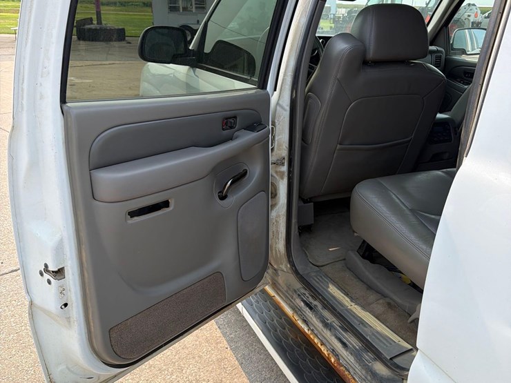 2005-gmc-yukon-denali-image-27