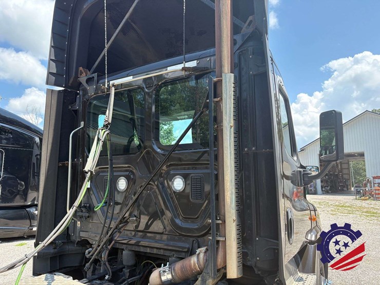 2016-freightliner-cascadia-113-image-25