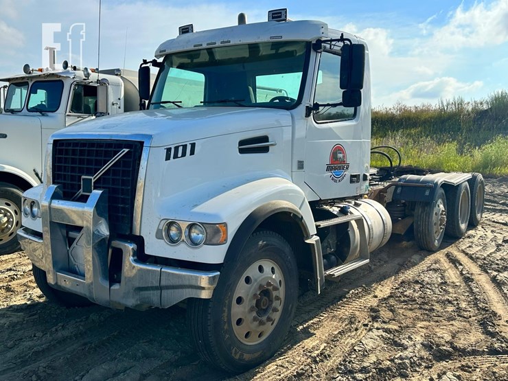 2014-volvo-vhd84ft200-image-2