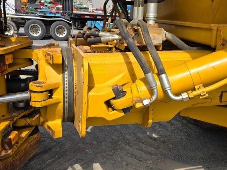 2011-caterpillar-740-image-18