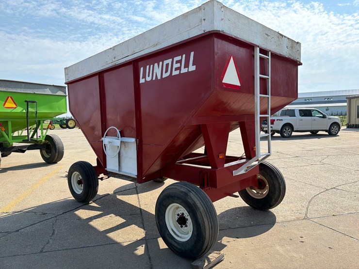 lundell-250-bushel-gravity-wagon-image-3