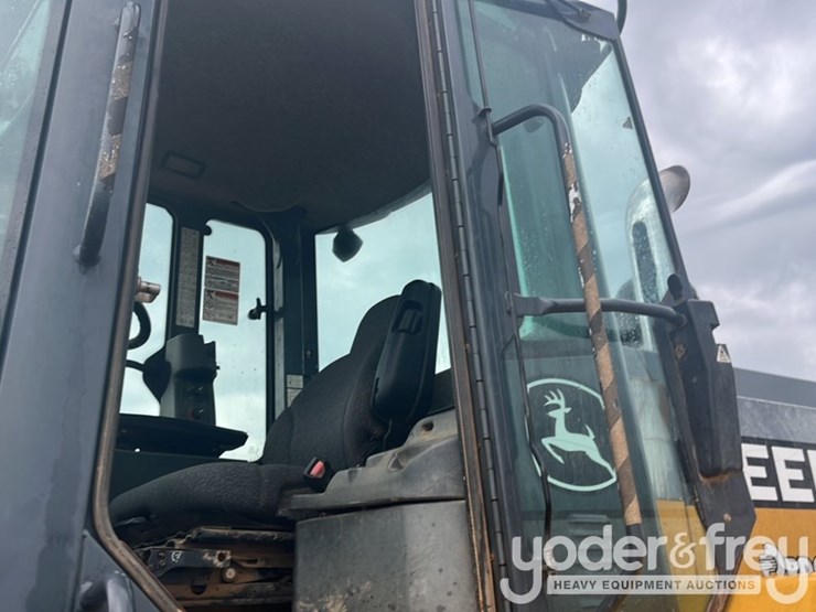 2014-deere-624k-image-53