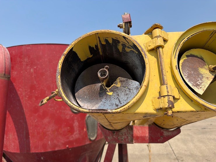 new-holland-354-image-12