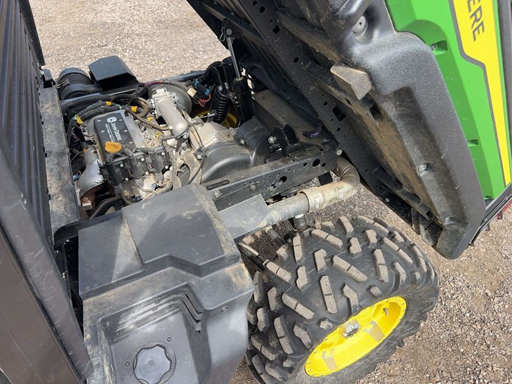 2022-john-deere-gator-image-21