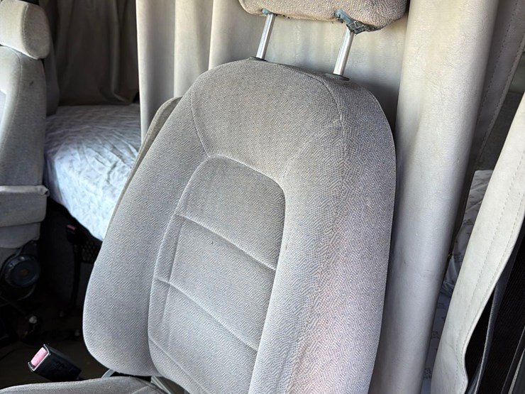 1999-volvo-vn-image-48