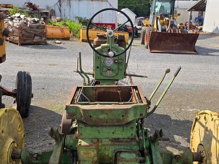 john-deere-tractor-(not-running)-image-10