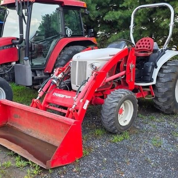 NEW HOLLAND BOOMER 8N