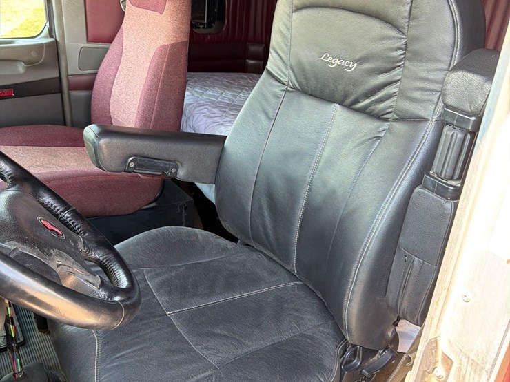 2010-kenworth-t660-image-33