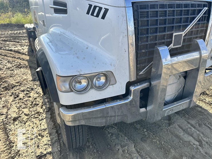 2014-volvo-vhd84ft200-image-21