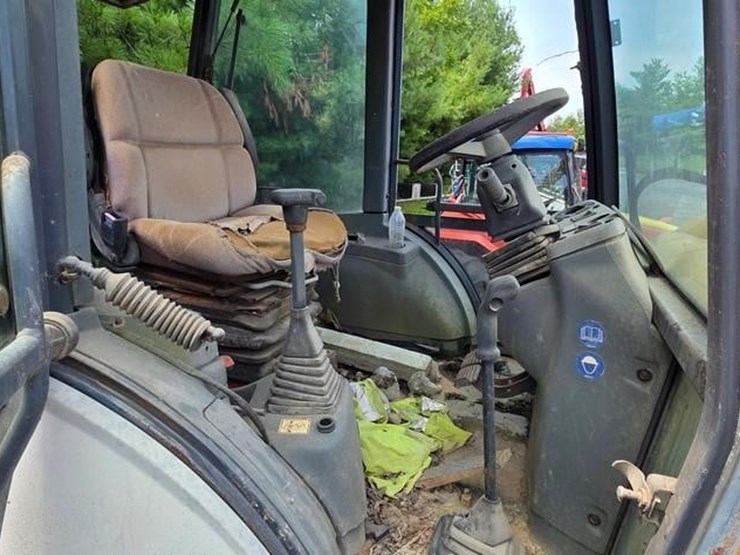 new-holland-555e-image-38