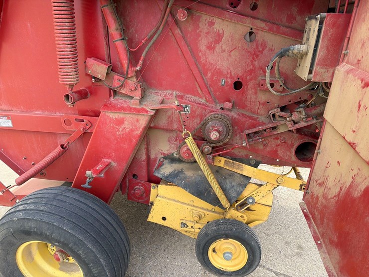 new-holland-660-image-33