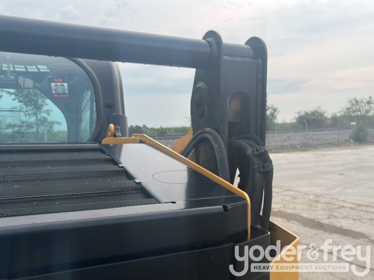 2019-caterpillar-242d-image-33