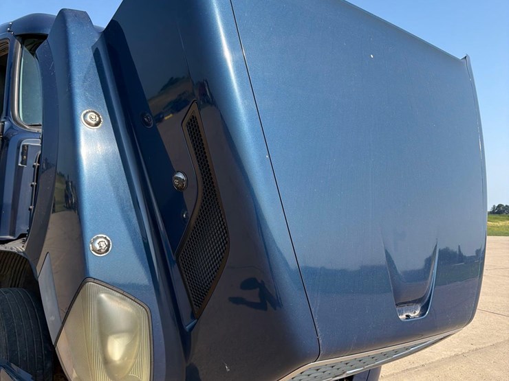 2005-volvo-semi-truck-image-52