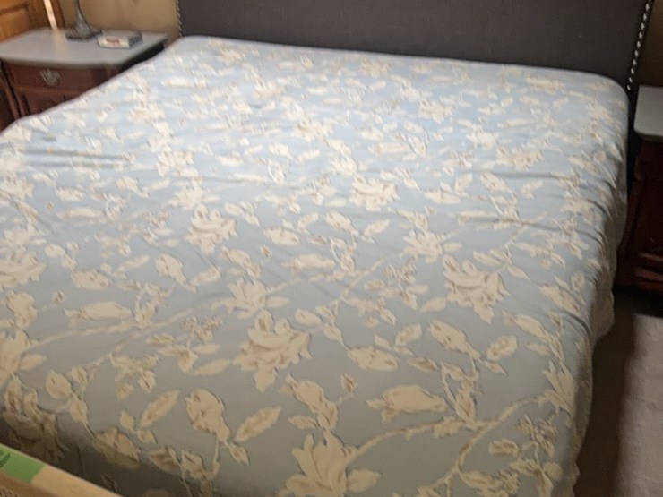 king-size-bed,-with-boxspring-and-mattress-image-3