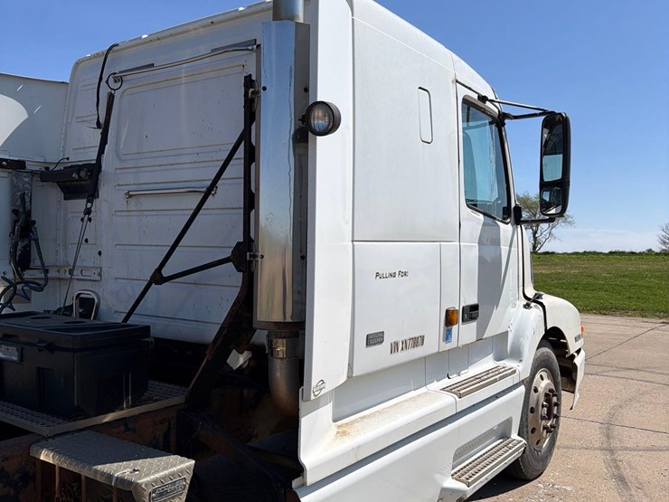 1999-volvo-vn-image-22