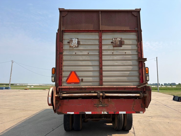 h&s-18ft-rear-unload-silage-wagon-image-20