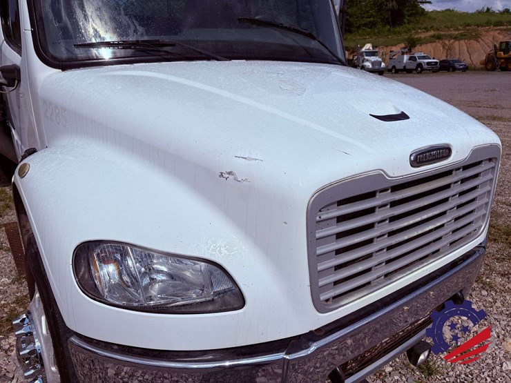 2006-freightliner-m2-106-image-8