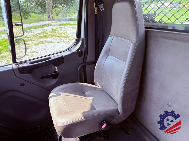 2006-freightliner-m2-106-image-63