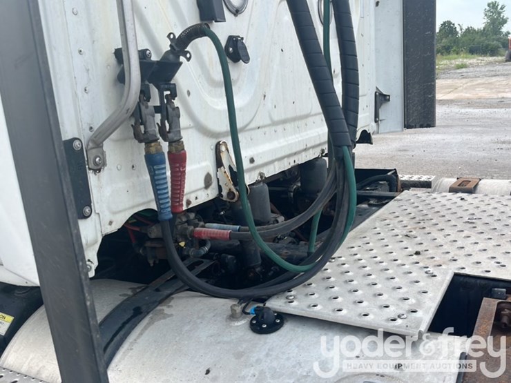 2018-freightliner-cascadia-113-image-18