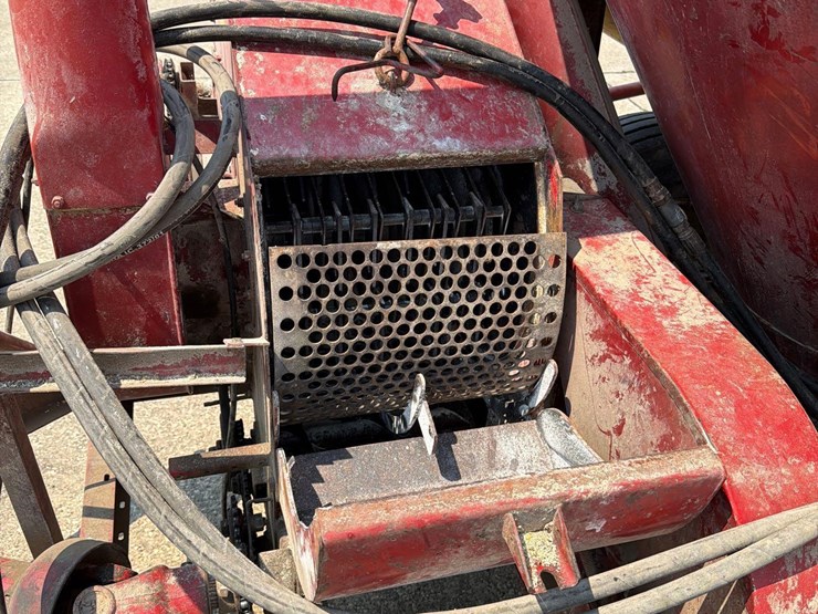 new-holland-354-image-25