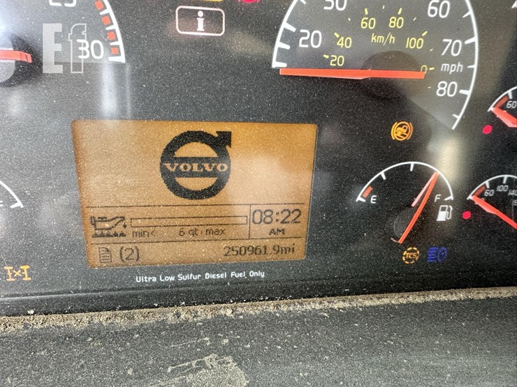 2014-volvo-vhd84ft200-image-52
