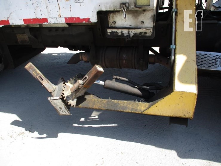 2010-peterbilt-320-image-19