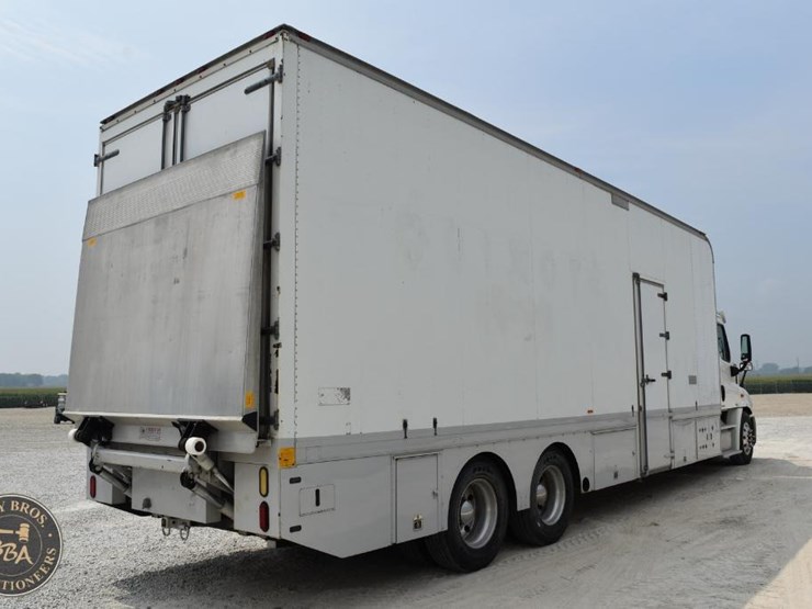 2011-freightliner-cascadia-113-image-6