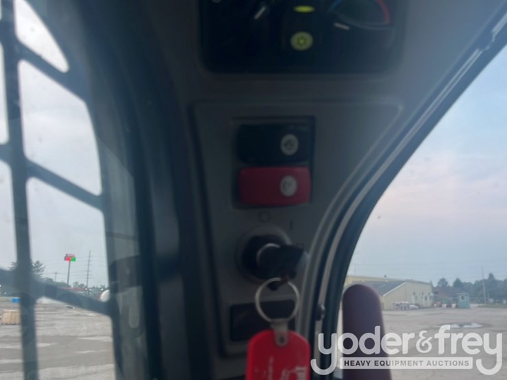 2019-caterpillar-242d-image-16