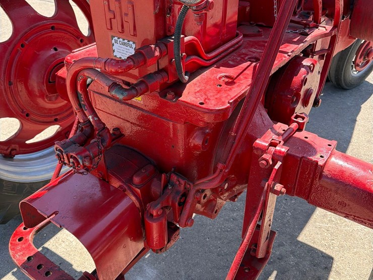 farmall-400-tractor-image-21