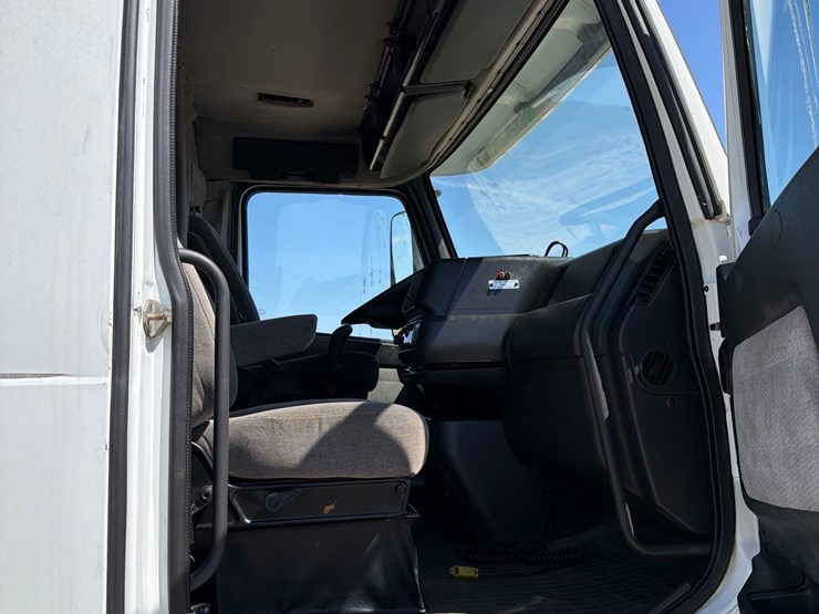 1999-volvo-vn-image-32