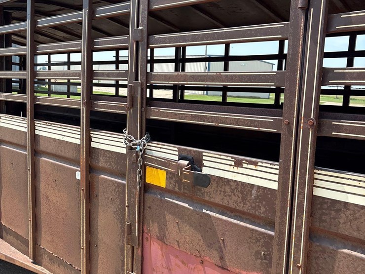 1990-trailmann-7ft-x-24ft-gooseneck-livestock-trailer-image-20