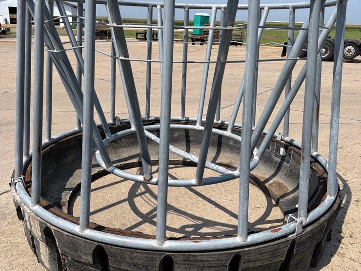 8-1/2ft-round-bale-feeder-image-8