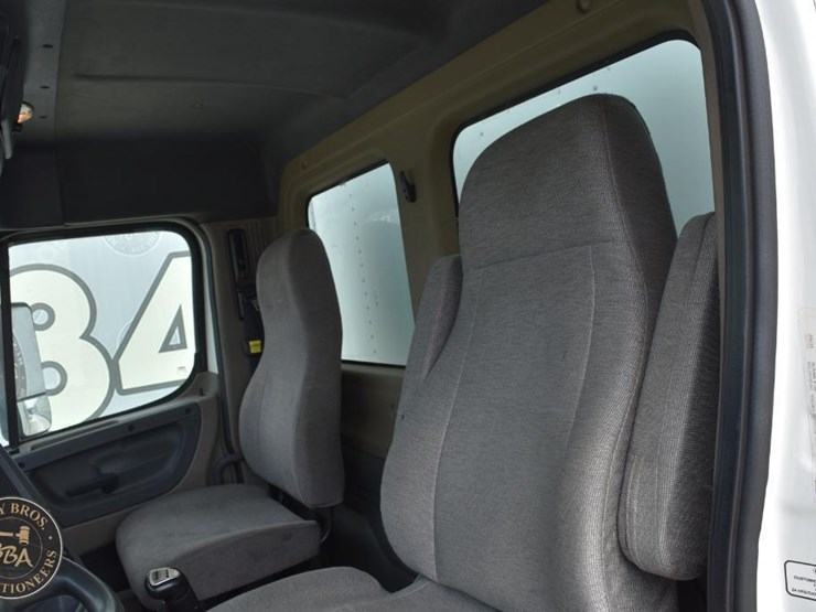 2011-freightliner-cascadia-113-image-43