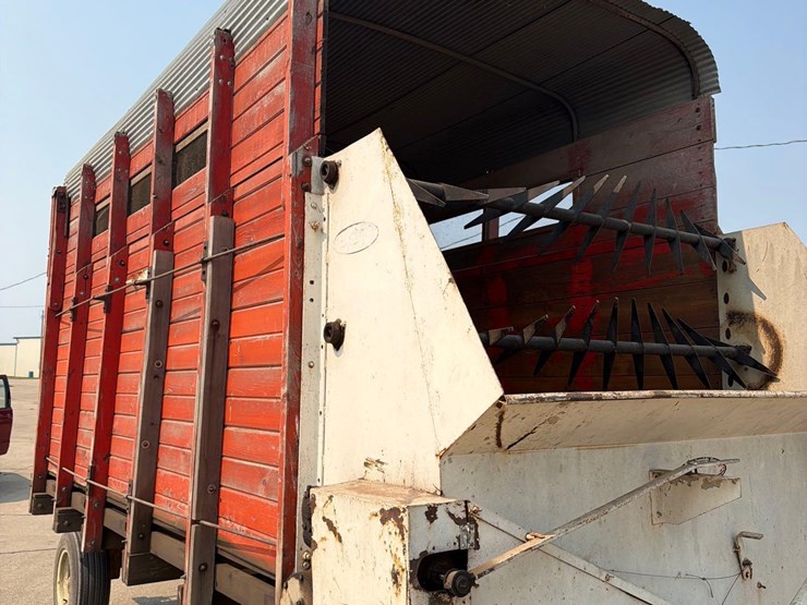 lindsay-14ft-front-unload-silage-wagon-image-10